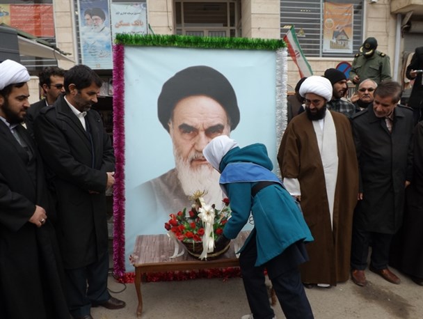 پیام انقلاب اسلامی ایران به دنیا، پیام صلح و اتحاد است/ دانش آموزان باید در علم آموزی و اخلاق مداری با یکدیگر مسابقه بدهند