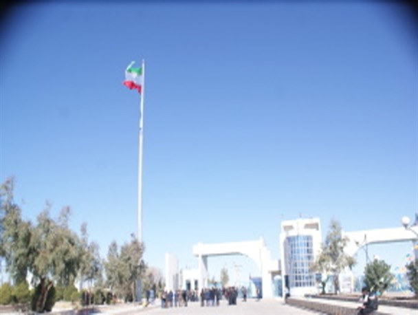 انقلاب اسلامی ایران بزرگترین و کاملترین انقلاب در عصر حاضر است/ اجرای مراسم به اهتزاز درآمدن پرچم مقدس ایران در دانشگاه آزاد زابل