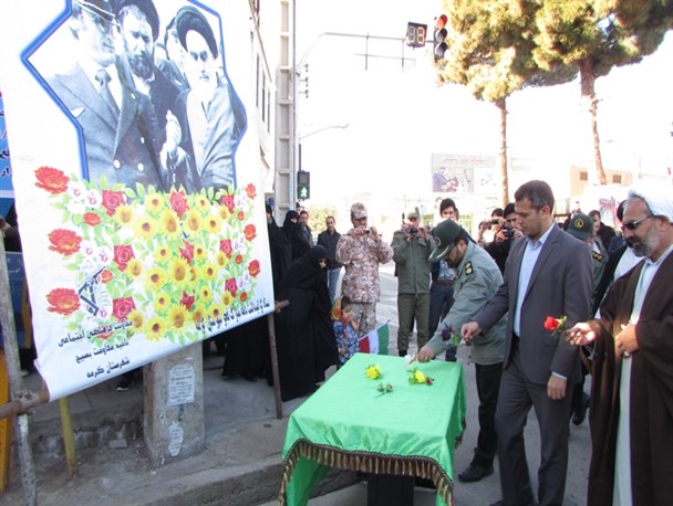 تمثال امام خمینی (ره) در گرمه گلباران شد / تصاویر