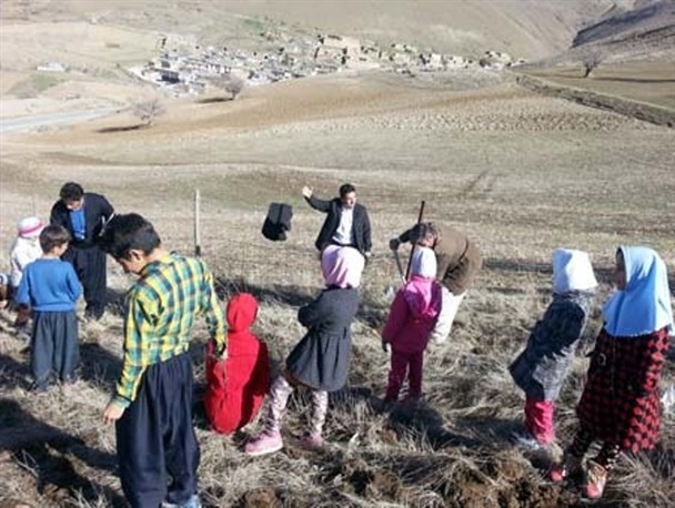 کاشت بذر درختان جنگلی توسط دانش آموزان کامیارانی