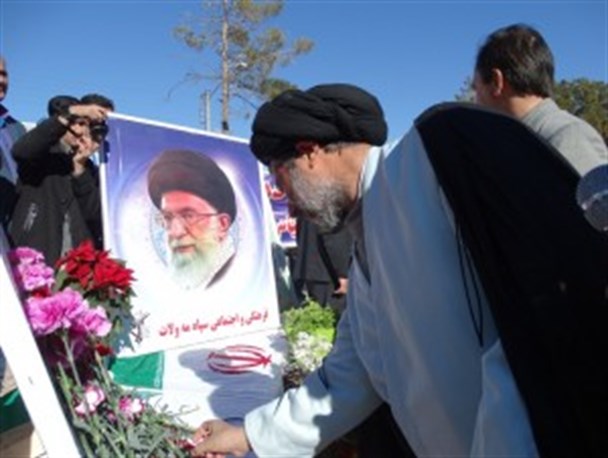 گلباران تمثال امام خمینی (ره) و عطرافشانی مزار شهدا در مه ولات+تصاویر