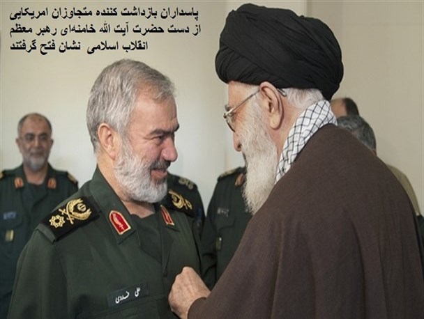 عکس نوشته/ دریافت نشان فتح از سوی فرمانده معظم کل قوا