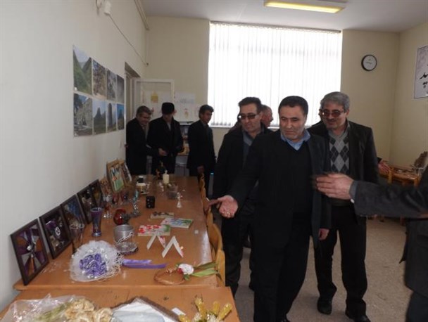 گشایش نمایشگاه صنایع دستی ورزقان در اولین روز دهه فجر/ تصویری