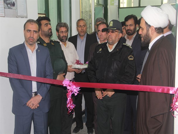 افتتاح نمایشگاه های آثار هنری عکس و کاریکاتور همزمان با نخستین روز از ایام الله دهه فجر