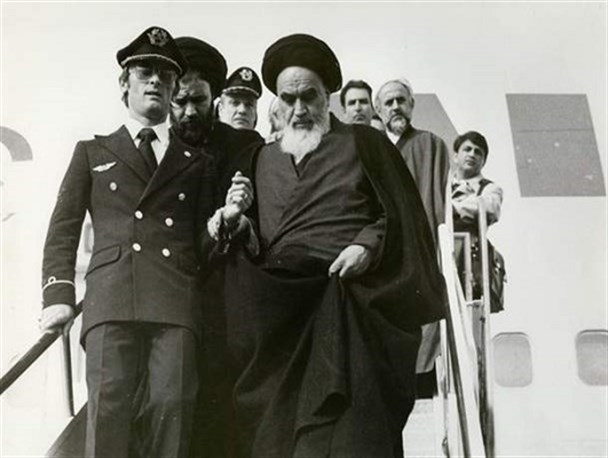 روزی که مجسمه شاه را پایین انداختند همه خوشحال بودیم/ رمز پیروزی انقلاب ولایت مداری و ایمان قوی مردم بود