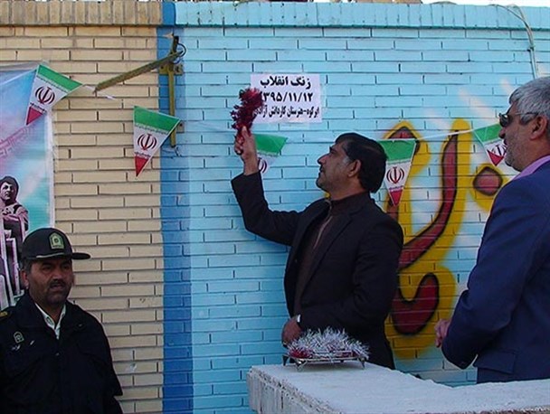 نواخته شدن زنگ انقلاب در مدارس ابرکوه به روایت تصویر