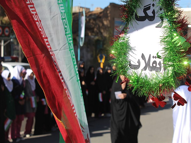 نواختن زنگ انقلاب همراه با گلباران تمثال امام (ره) در خلیل‌آباد + تصاویر