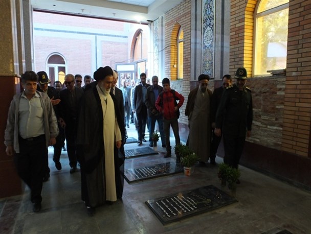 ادای احترام به مقام شهدا در اولین روز از فجر انقلاب + تصاویر