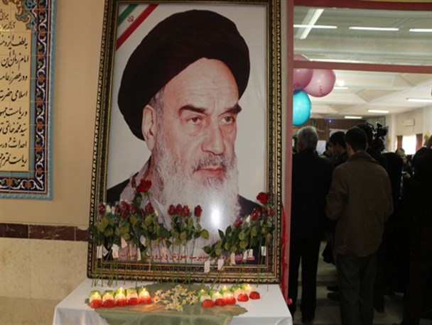 تمثال بنیانگذار انقلاب اسلامی در میاندوآب، گلباران شد + تصاویر