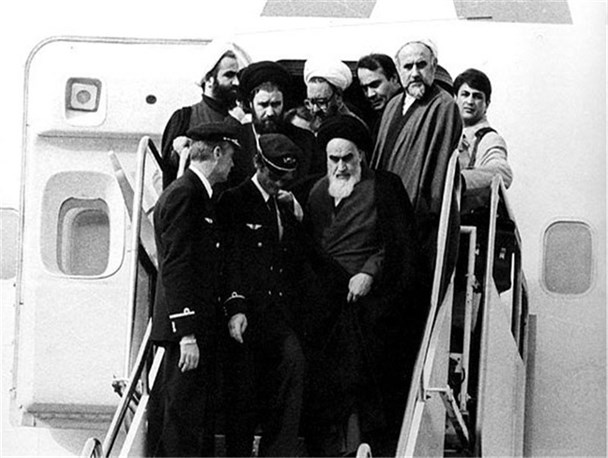 ورود امام را با یک تلویزیون کوچک از داخل بیمارستان مشاهده کردیم