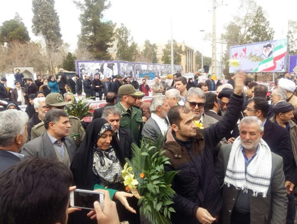 تصاویر/ گلباران و پرواز ۱۳۵۷ کبوتر در جایگاه سخنرانی امام خمینی (ره)