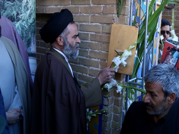 حجره طلبگی حضرت امام خمینی(ره) در اراک گلباران شد