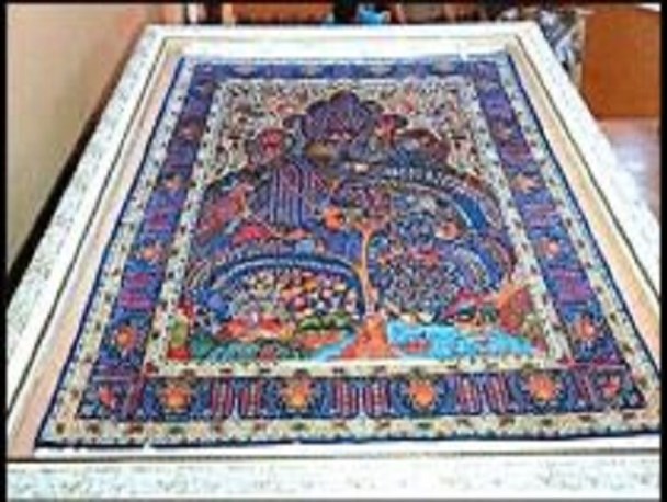 خیر نطنزی ۱۲ تخته فرش به کمیته امداد امام خمینی (ره) اهدا کرد
