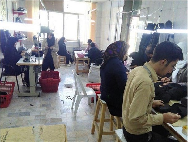 تولید ماهانه ۳۰ هزار جفت کفش در تنها کارگاه تولید کفش جامعه معلولین کشور+عکس