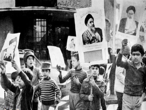 ۱۲ بهمن ۵۷؛ بیش از دویست تلویزیون در مشهد خرد شد