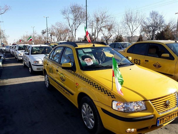 رژه تاکسی‌ها به مناسبت دهه فجر در اراک برگزار شد+تصاویر