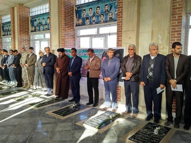 غبار روبی مزار شهدا به مناسبت دهه فجر در کنگان برگزار شد + تصاویر
