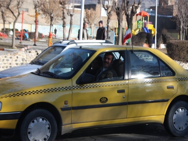 تاکسی‌داران اسدآبادی پرچم ایران را بر فراز خودروی خود نشاندند