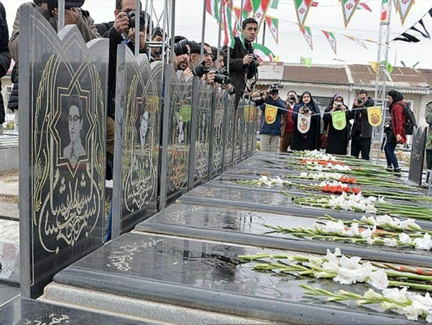 گلباران مزار شهدا رشت در اولین روز از دهه فجر + تصاویر