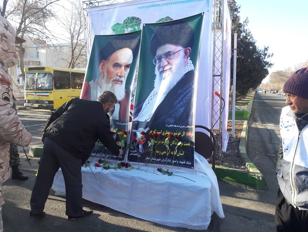 تمثال امام خمینی(ره) در سقز گلباران شد/ تصاویر