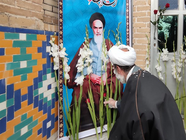 عکس/ گلباران حجره امام خمینی(ره) در اراک