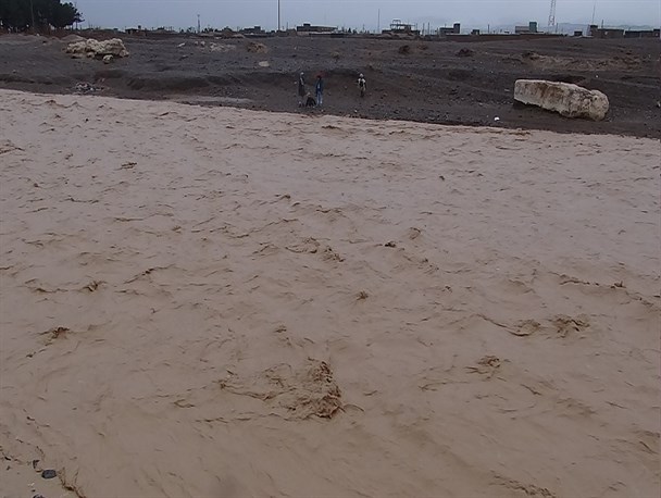 جاری شدن روان آب و آبگرفتگی برخی معابر شهر اسدیه مرکز شهرستان درمیان