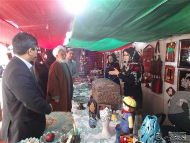 آیت الله عراقی از غرفه های صنایع دستی بانوان صحنه ای بازدید کرد /بازدید بیش از ۴۲ هزار گردشگر و مسافر نوروزی از جاذبه های گردشگری شهرستان صحنه + تصویر