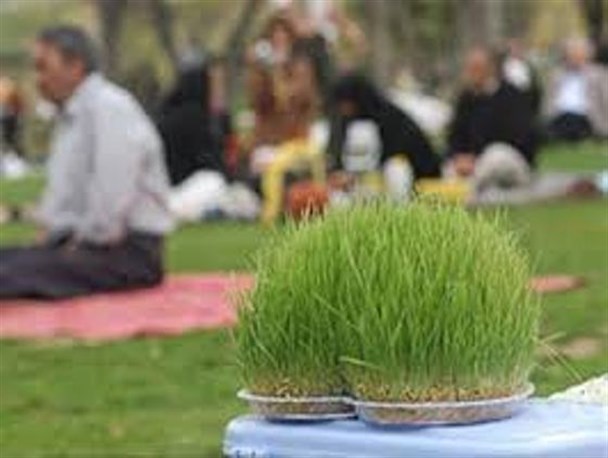 از سپردن سبزه ها به آب رودخانه تا خوردن کاهو و سکنجبین در کنار خانواده/ وقتی مردم در دامان طبیعت با تعطیلات نوروزی وداع می کنند