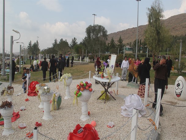 ثبت لحظات شیرین گشت و گذار در سرپلذهاب / آخرین روز تعطیلات نوروزی و گردشگرانی که همچنان از دیدنیهای شهر لذت می برند