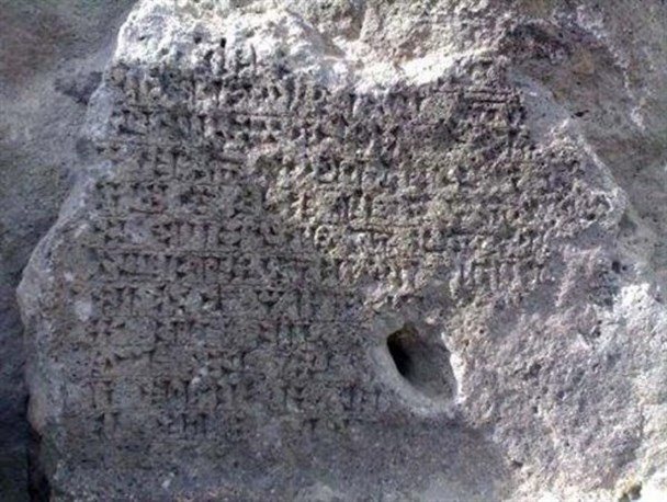 دو کتیبه ارزشمند تاریخی سراب در معرض نابودی/ سازمان گردشگری فقط به ساخت یک ماکت بسنده کرده است