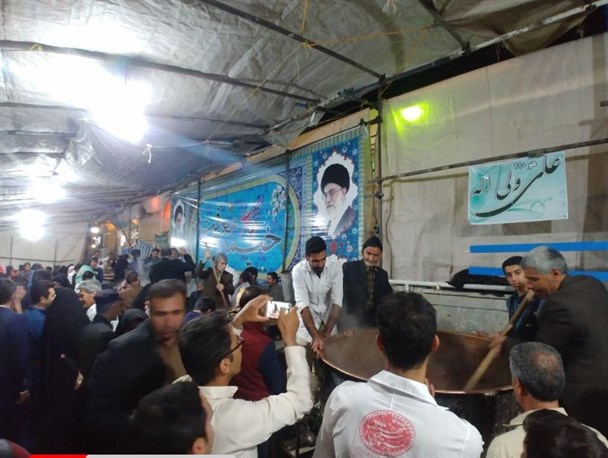 پخت ۱۲ پاتیل سمنو در آستان مقدس امامزاده شاهرضا/ تصاویر
