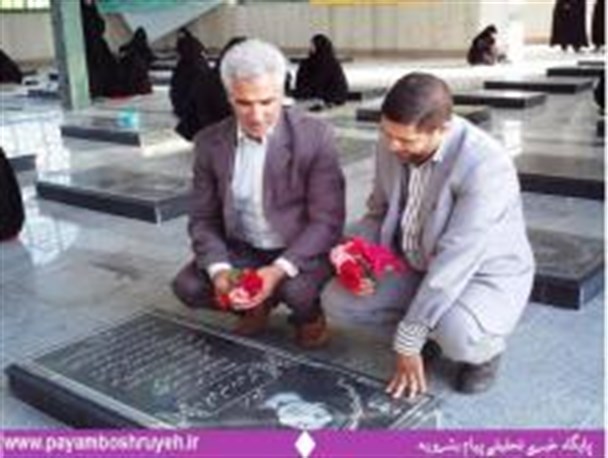 اعضای شورای اسلامی شهر بشرویه گلزار شهدا را گلباران کردند/تصویری