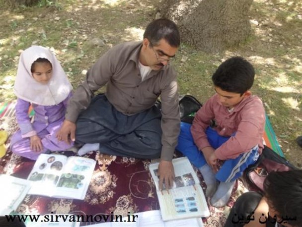 "منتعلی حاتمی" معلم مدرسه عشایری شهدای میمک سیروان/تصاویر