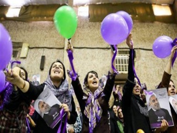 رقص و پایکوبی در یک مراسم دولتی با هنرمندی خواننده معروف در مازندران