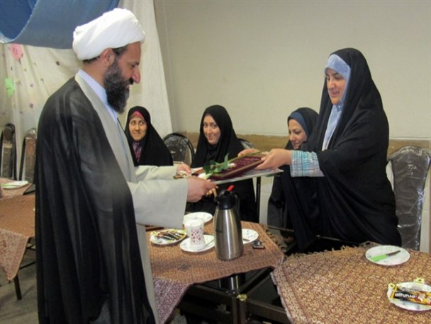 تصاویر تجلیل مسئولان شهرستان قرچک از مقام شامخ معلمان