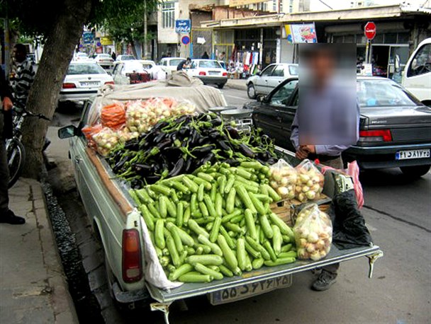 سد معبر؛ معضل پیچیده ی شهر میانه/ رقابت مغازه داران در بی قانونی! +تصاویر