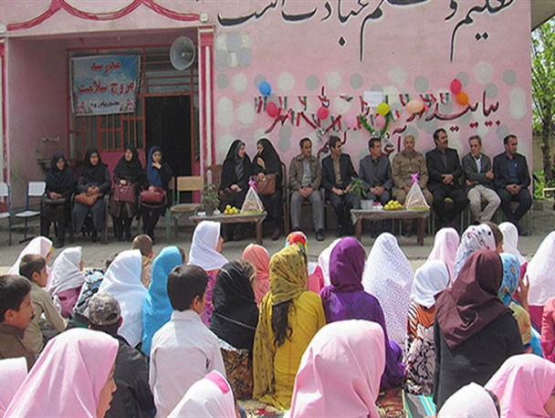 بزرگداشت روز معلم در مدرسه ابتدایی زیوه ارومیه