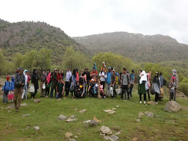 صعود خانوادگی کوهنوردان دلفانی به کوه "بزکن"+تصاویر