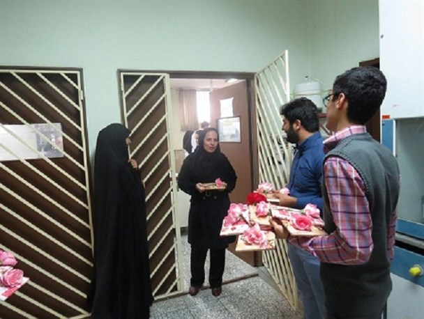 اقدام تحسین برانگیز دانشجویان دانشگاه آزاد گرگان در روز معلم+تصاویر