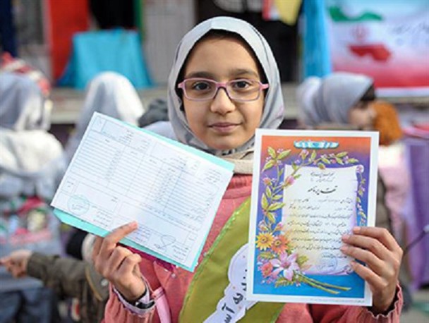 دانش آموزی که از معلم محبوب خود نماز را آموخت و نفر اول عبادت در مدرسه خود شد