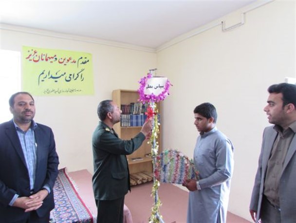 گزارش تصویری/ نواختن زنگ سپاس در مدارس میرجاوه