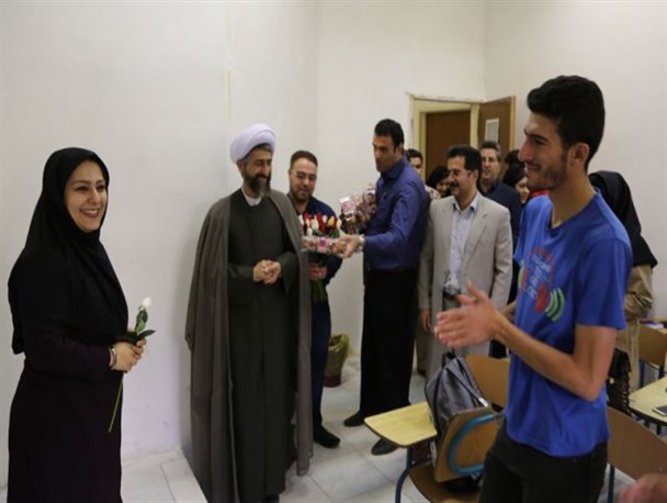 تجلیل و تقدیر از اساتید دانشگاه آزاد دماوند به مناسبت روز معلم