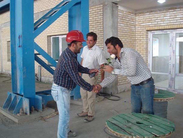 مسئولان ابرکوه با اهدا شاخه گل از کارگران تقدیر کردند+ تصاویر