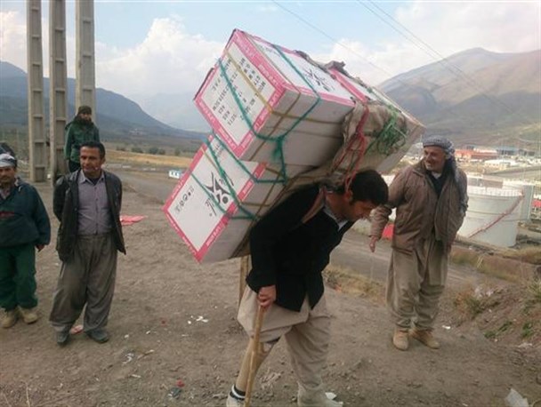 رنج و مشقت کولبران با موضوع بیمه حل نمی‌شود/ جلسات اقتصاد مقاومتی در کردستان جنبه رفع تکلیف دارد