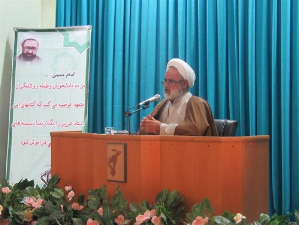 کسانی که مدافعان حرم را زیر سوال می‌برند الفبای ولایت را نفهمیده‌اند/سران فتنه از ابتدا هم در مسیر اسلام نبودند