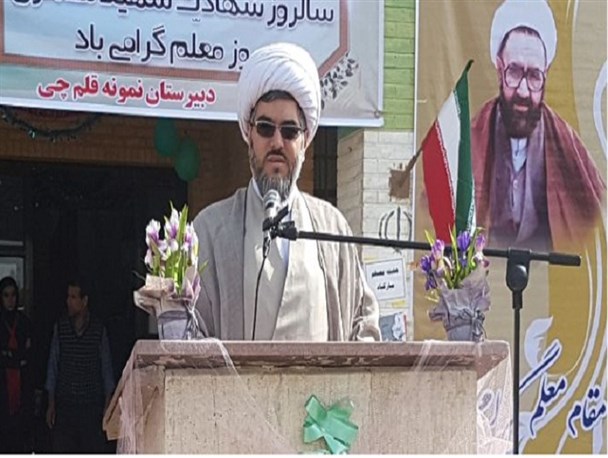 معلم باید تمثال تواضع باشد تا حرف و کلامش اثر گذار باشد