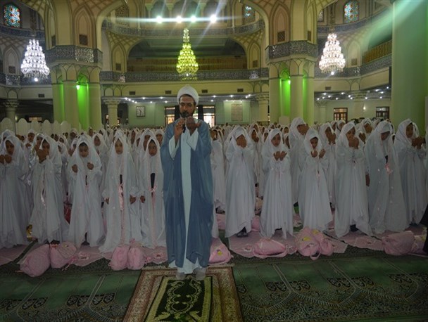 جشن تکلیف ۹۰۰ دانش آموز در حرم حضرت عبدالعظیم (ع) + تصاویر