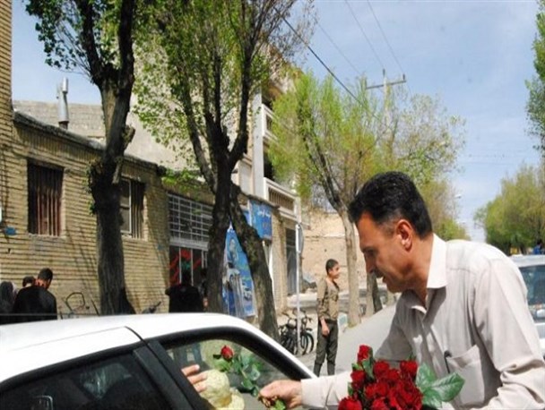 ۲۰۰۰ شاخه گل رُز در بین مردم چادگان و گردشگران توزیع شد/ تصاویر