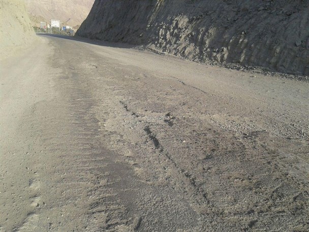 تابلوی مرگ در جاده های کم عرض و غیراستاندارد هرمزگان/ بهسازی جاده سیاهو بندرعباس به کندی پیش می رود+تصاویر