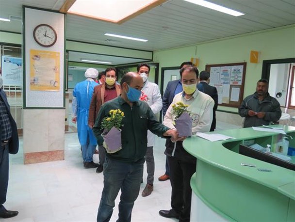 پیام‌آوران سلامت با اهدای گل از مدافعان سلامت تقدیر کردند